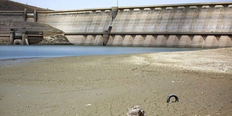 تمامی آبخوان‌های کشور در وضعیت ممنوعه/ ٣٥٩ دشت ایران درگیر فرونشست