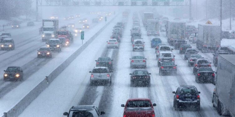 ببینید | تصادف زنجیره‌ای در بزرگراه در پی بارش برف سنگین در مینه‌سوتا
