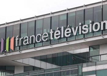 ببینید | تخلیه دفتر مرکزی تلویزیون فرانسه پس از تهدید بمب‌گذاری