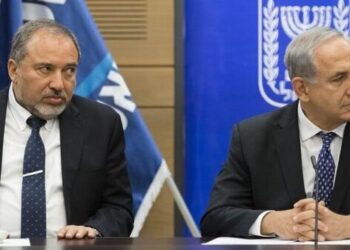 لیبرمن: نتانیاهو از نظامیان دزدی کرده و به حریدی‌ها می‌بخشد