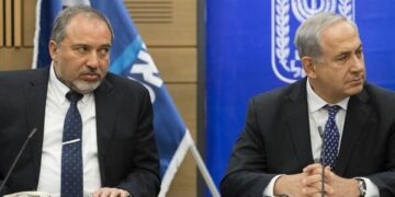 لیبرمن: نتانیاهو از نظامیان دزدی کرده و به حریدی‌ها می‌بخشد