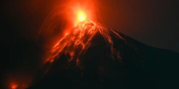 خبرآنلاین – تصاویر | عکس‌هایی استثنایی از لحظه فوران آتشفشان در گواتمالا