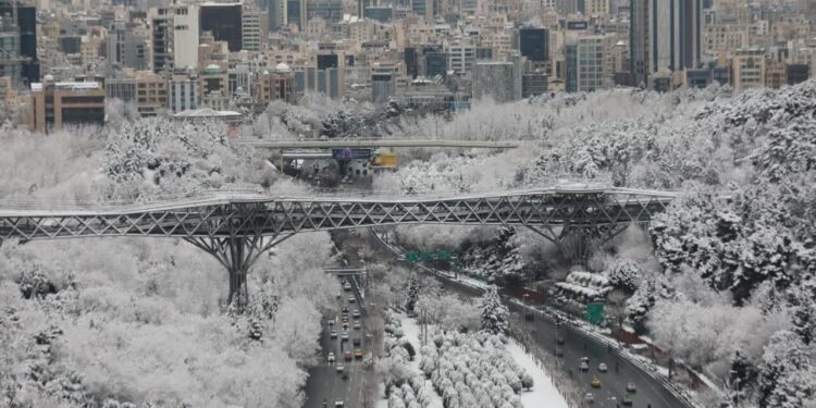 بارش برف در تمام مناطق تهران/ درخواست شهرداری از تهرانی‌ها