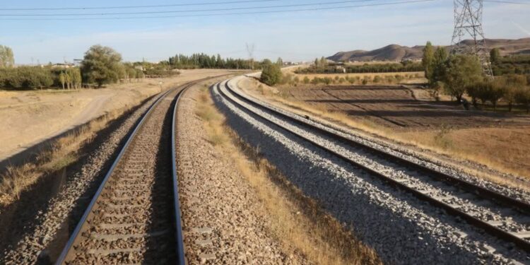خبر خوش استاندار زنجان درباره راه‌آهن؛ ریل‌گذاری خط دوم در استان به پایان رسید